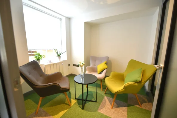 GEN_8995-1920w-1920w.JPG Image of a bright, airy therapeutic counselling room with large comfortable chairs and a small table.